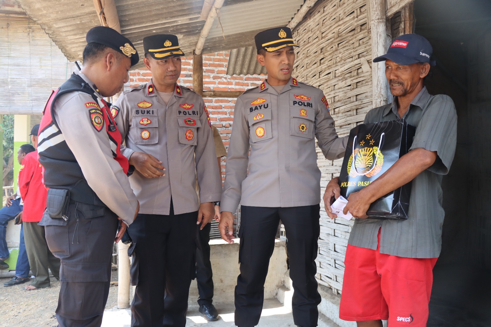 Peduli Masyarakat, Kapolres Pasuruan Melaksanakan Jum’at Curhat Dan Baksos Door To Door