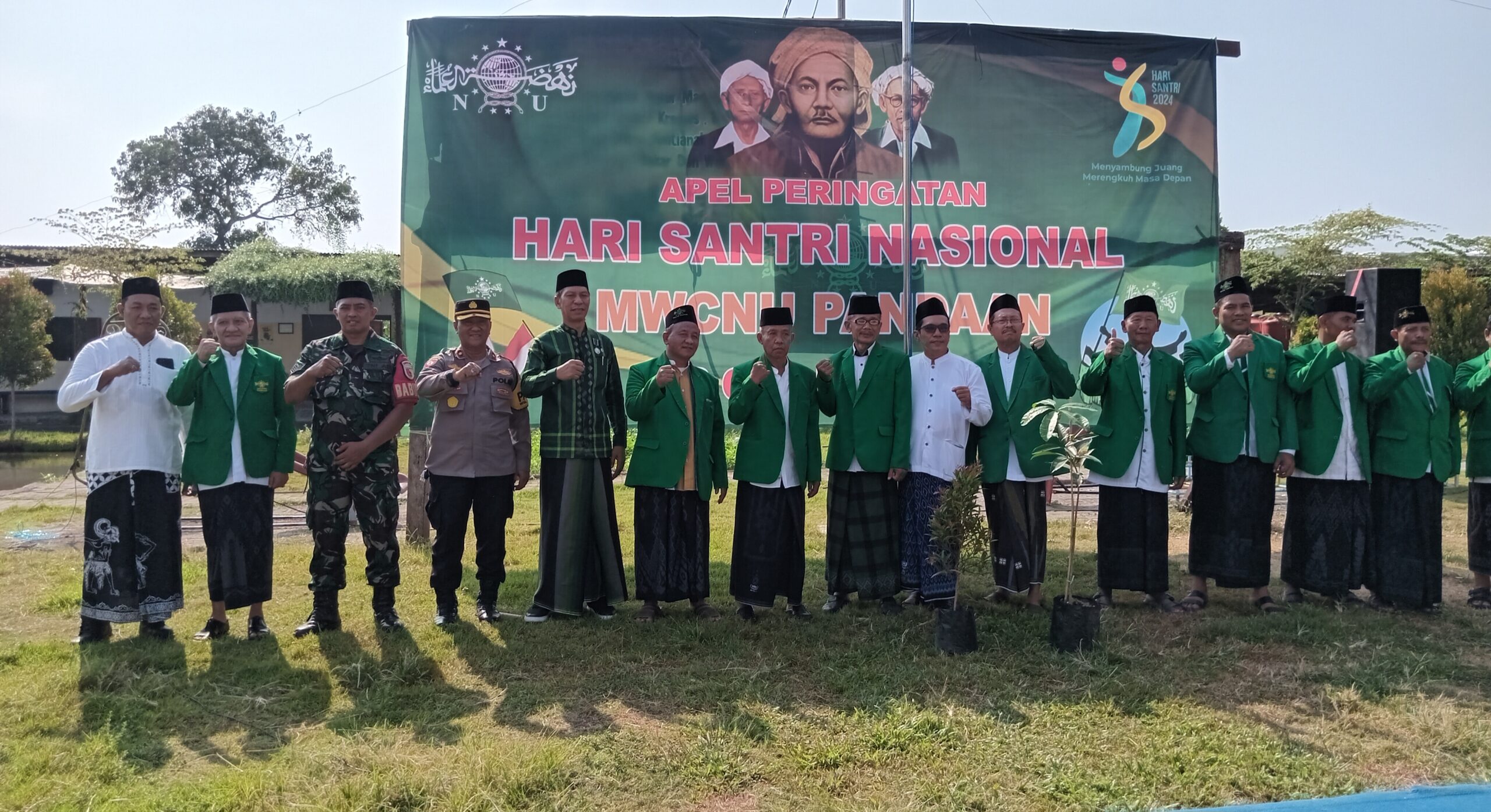 Camat Pandaan Basmi Spd menghadiri Apel Hari Santri Nasional.