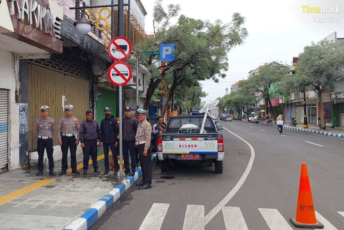 Unit Kamsel Satlantas Polres Pasuruan Kota dan Dinas Perhubungan Kota Pasuruan Laksanakan Pemasangan Rambu Larangan Demi Mewujudkan Keamanan Lalu Lintas