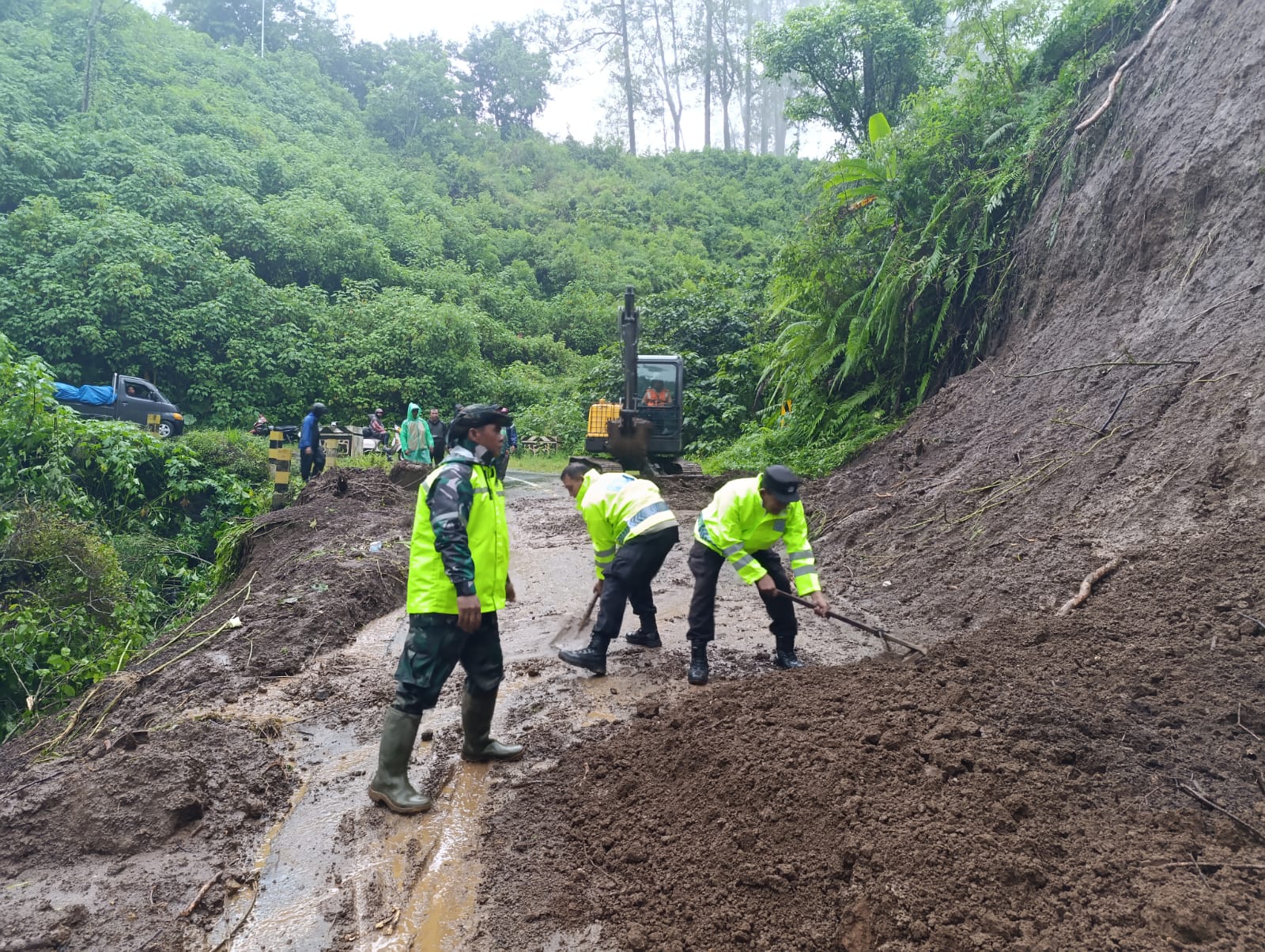 Polres Malang Terjunkan Tim Tanggap Bencana Tangani Longsor di Jalur Wisata Bromo