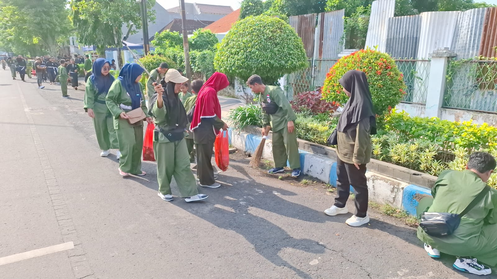 Kompak, Polres Pasuruan Kota Bersih – bersih Sampah Bersama Ratusan Pesilat dari Berbagai Perguruan