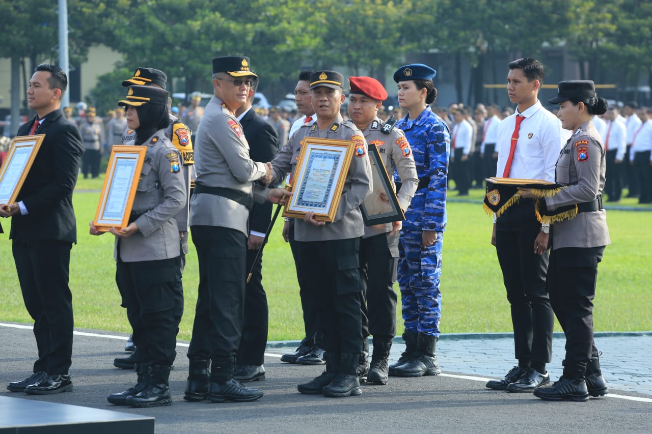 Kapolda Jatim Beri Penghargaan untuk 366 Anggota dan Masyarakat Berprestasi