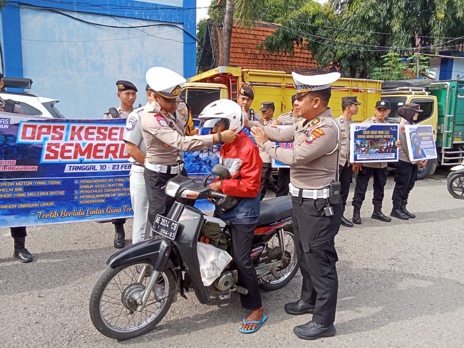 Operasi Keselamatan Semeru 2025 Polres Madiun Beri Helm dan Souvenir bagi Pengendara Tertib