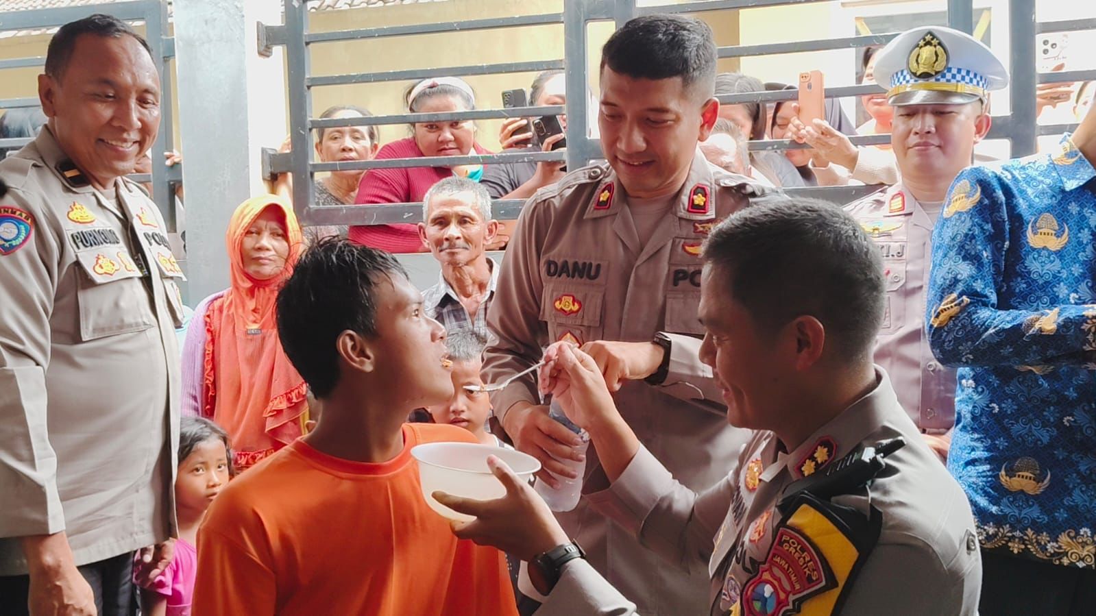 Warga Terharu saat Pemuda ODGJ di Gresik Dibantu Kapolres