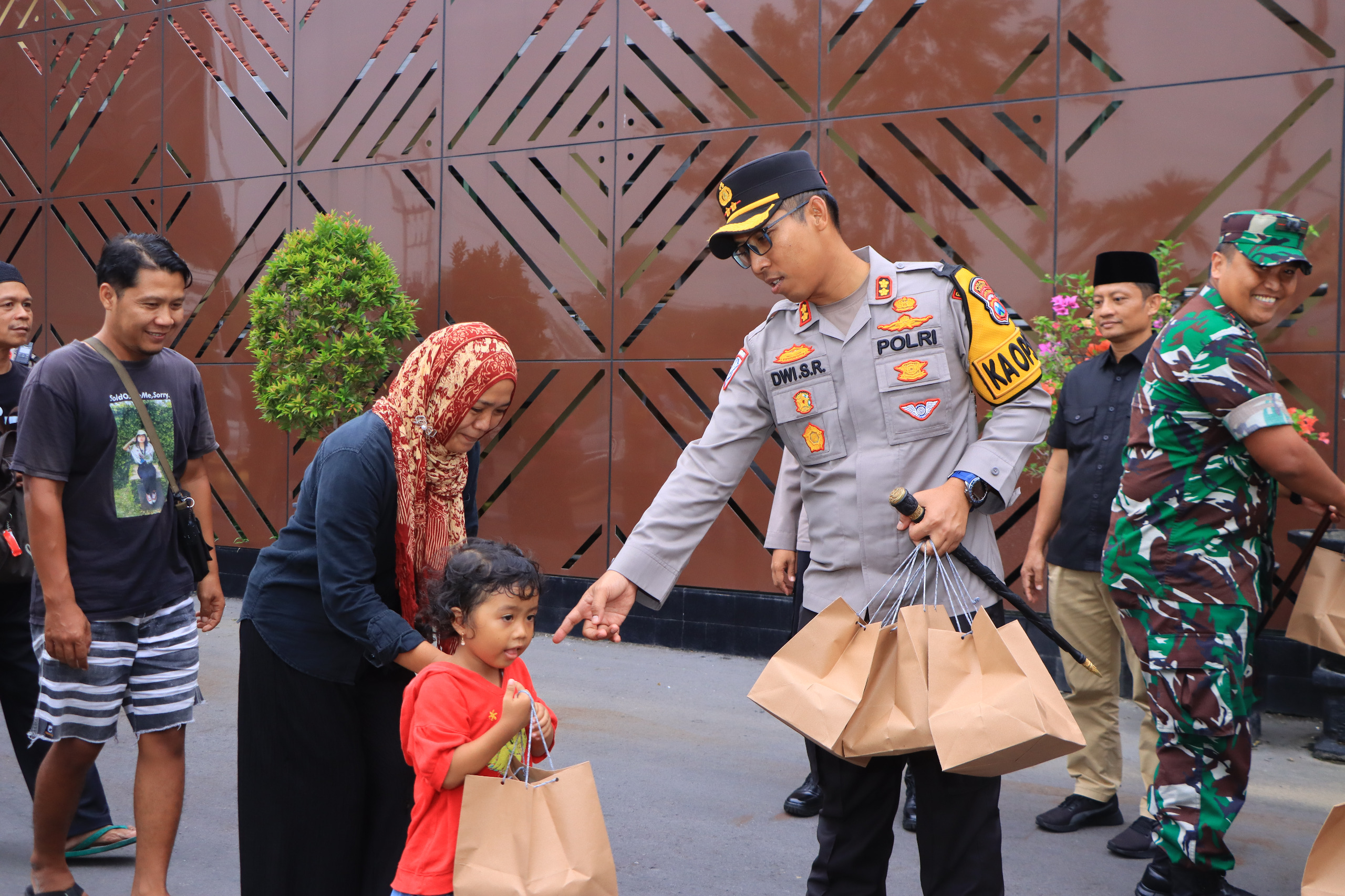 Sinergitas Polres Ngawi Bersama Kodim 0805 Gelar Ramadhan Berkah Berbagi Takjil