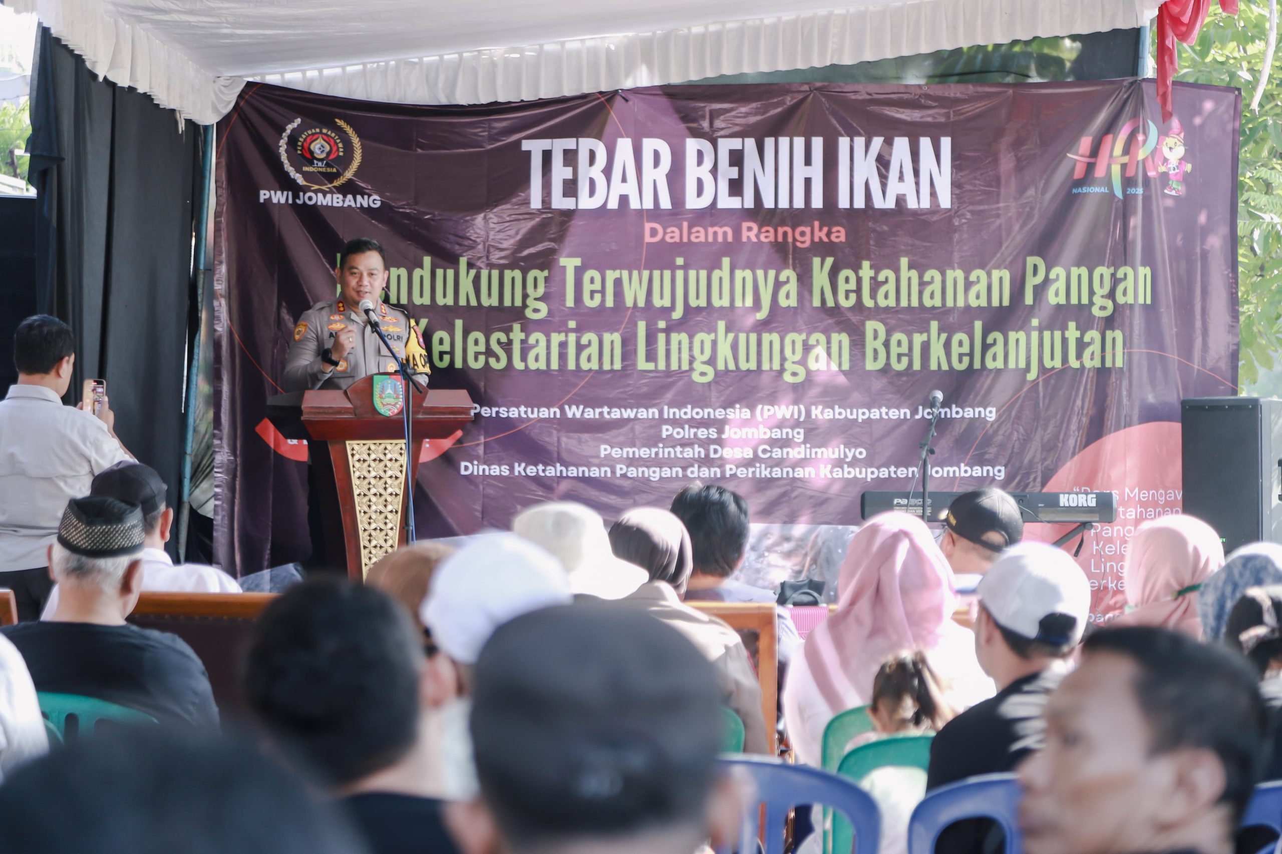 Kolaborasi Polisi bersama PWI Jaga Kelestarian Lingkungan dan Ketahanan Pangan Tebar Benih Ikan di Sungai Jombang