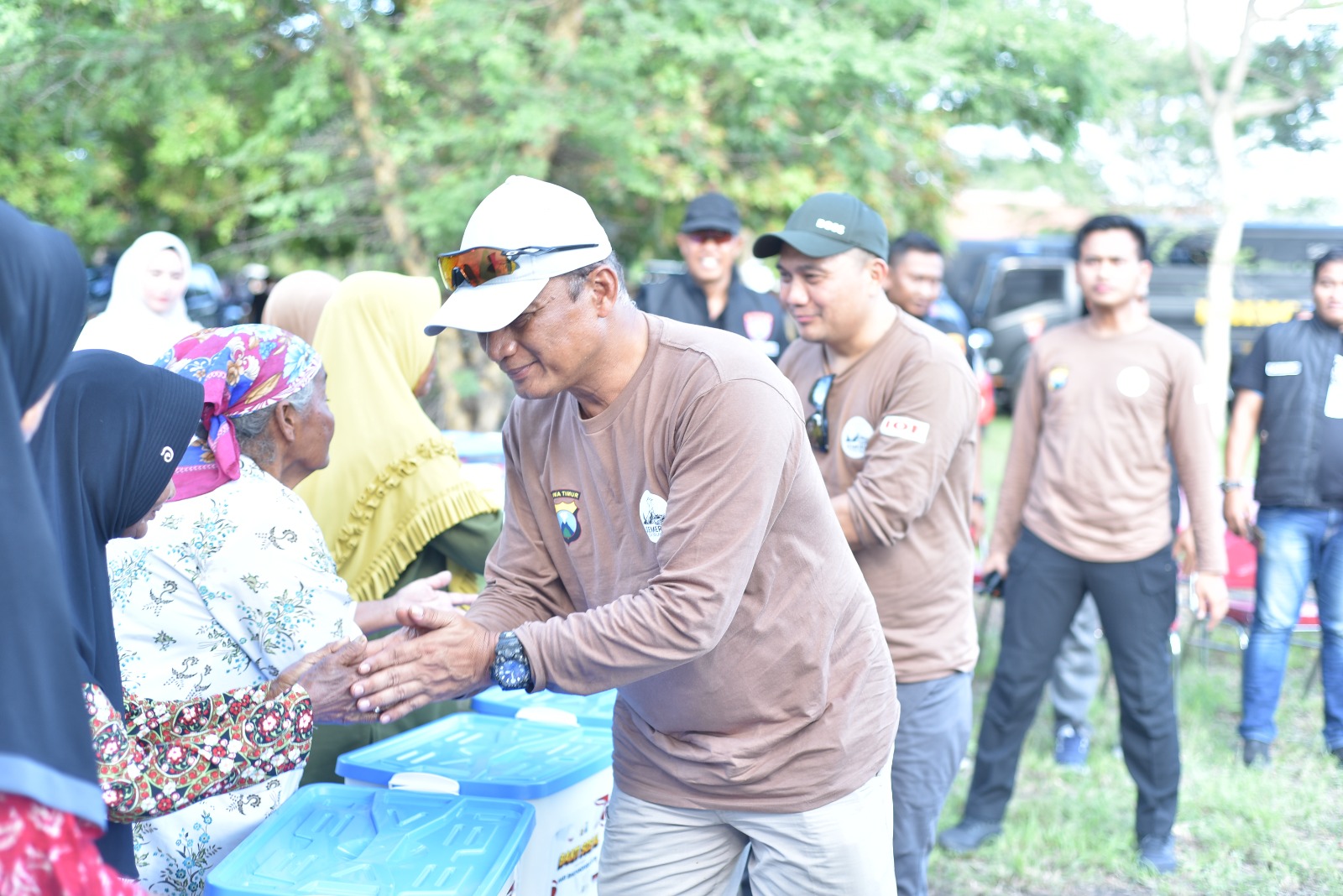 Sambut Hari Bhayangkara ke-79, Kapolda Jatim Safari Kamtibmas Salurkan Bansos untuk Warga Pesisir Situbondo
