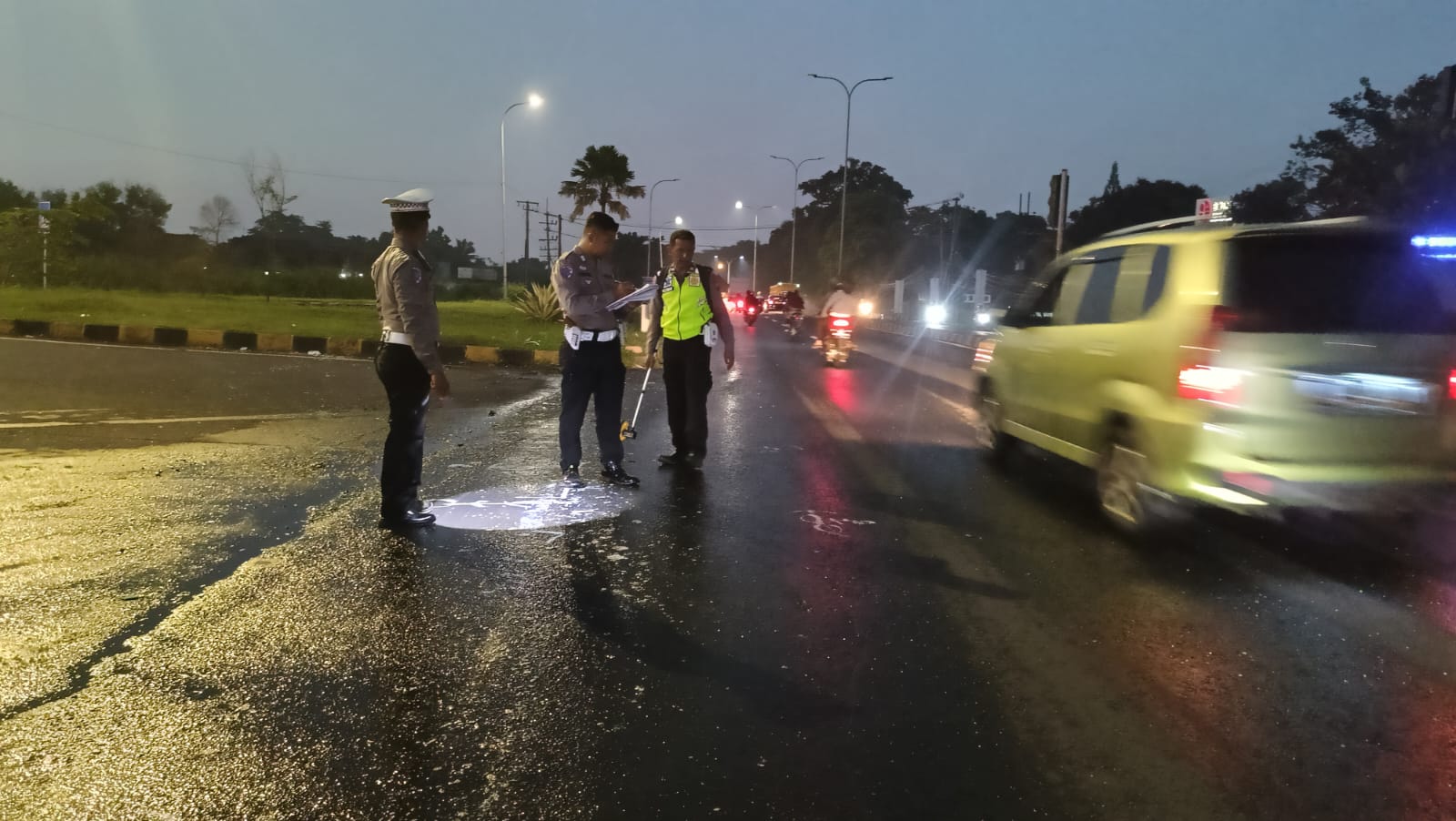 Polda Jatim Terjunkan Tim TAA Olah TKP Kecelakaan Truk Tabrak 9 Kendaraan di Purwodadi Pasuruan
