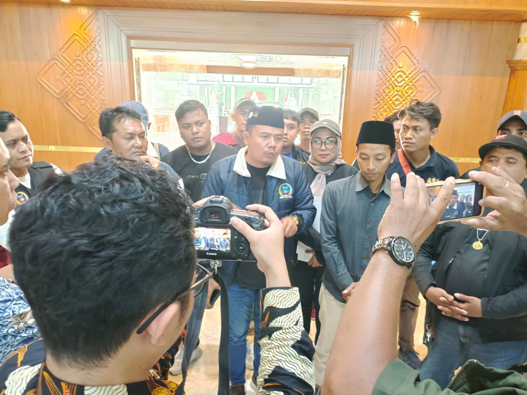 Gazalba tak terima dan mengajukan upaya banding. Hasilnya, hakim PT DKI memperberat vonis Gazalba menjadi 12 tahun penjara