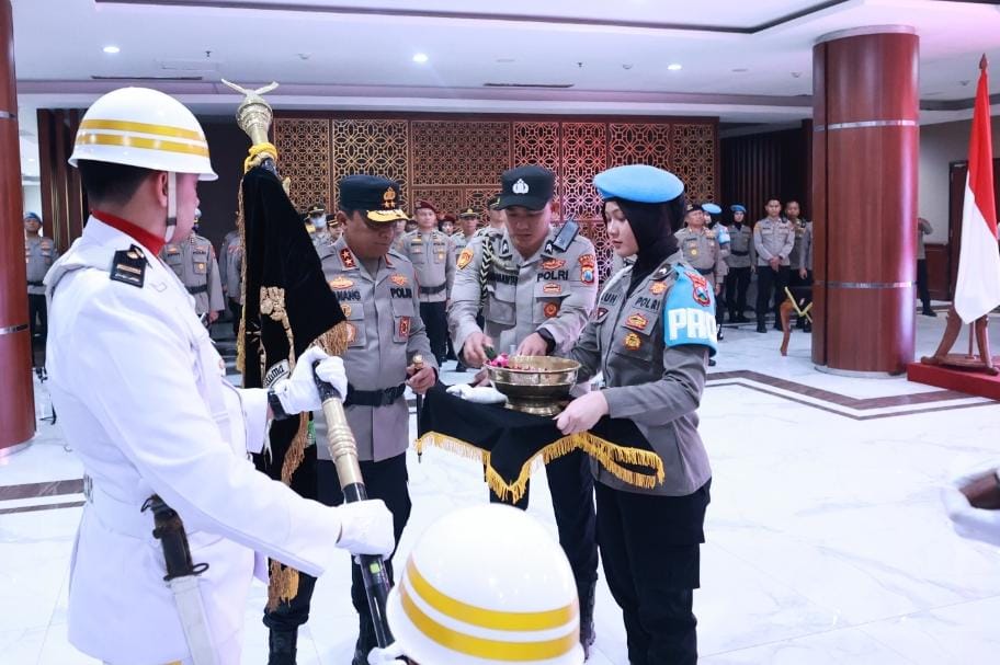 Kapolda Jatim Pimpin Upacara Pemuliaan Nilai Luhur Tribrata Pataka Polda Jatim ‘Tan Hana Dharma Mangrwa