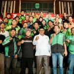 ketua dprd kabupaten pasuruan samsul hidayat saat berfoto bersama dengan puluhan driver ojol
