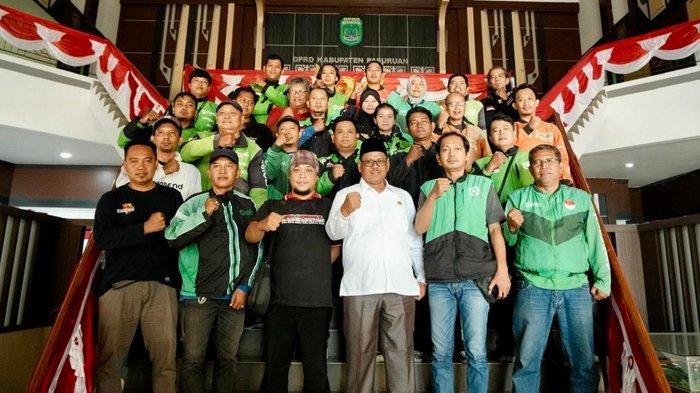 ketua dprd kabupaten pasuruan samsul hidayat saat berfoto bersama dengan puluhan driver ojol