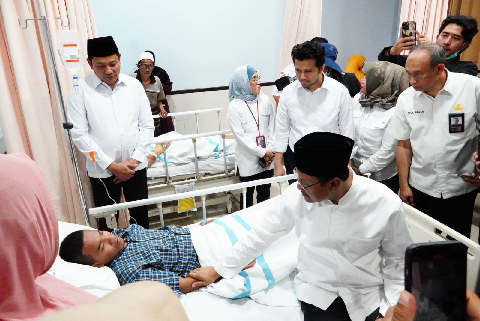 Mensos RI Jenguk Korban Musibah Runtuhnya Bangunan Mushola Ponpes Al Khoziny