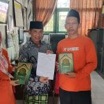 gus ham bagikan bantuan aquran gratis di smpn 2 sukorejo