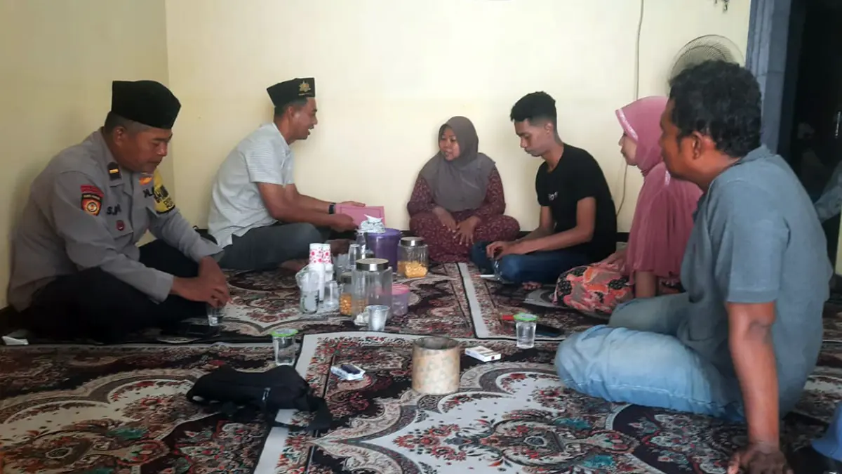 kh sukiyanto baju putih berpeci saat mendatangi rumah widi di gununggangsir beji sabtu 88 zhguf